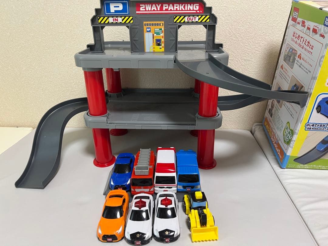 2WAYでなが～くあそべる はじめてトミカ ちゅうしゃじょうセット　車8台