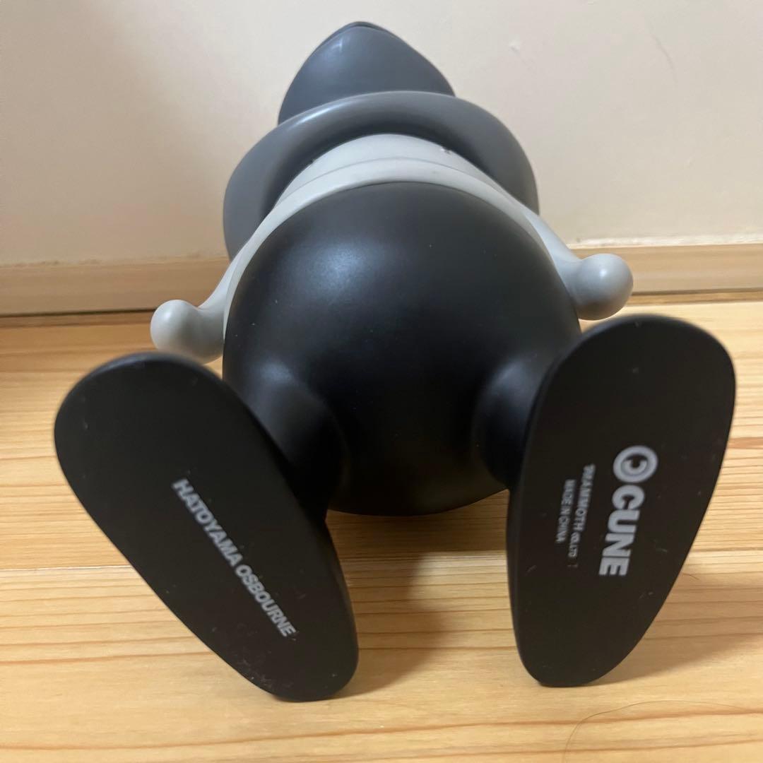 【完売品・入手困難】CUNE キューン　鳩山オズボーンフィギュアソフビ　モノクロ