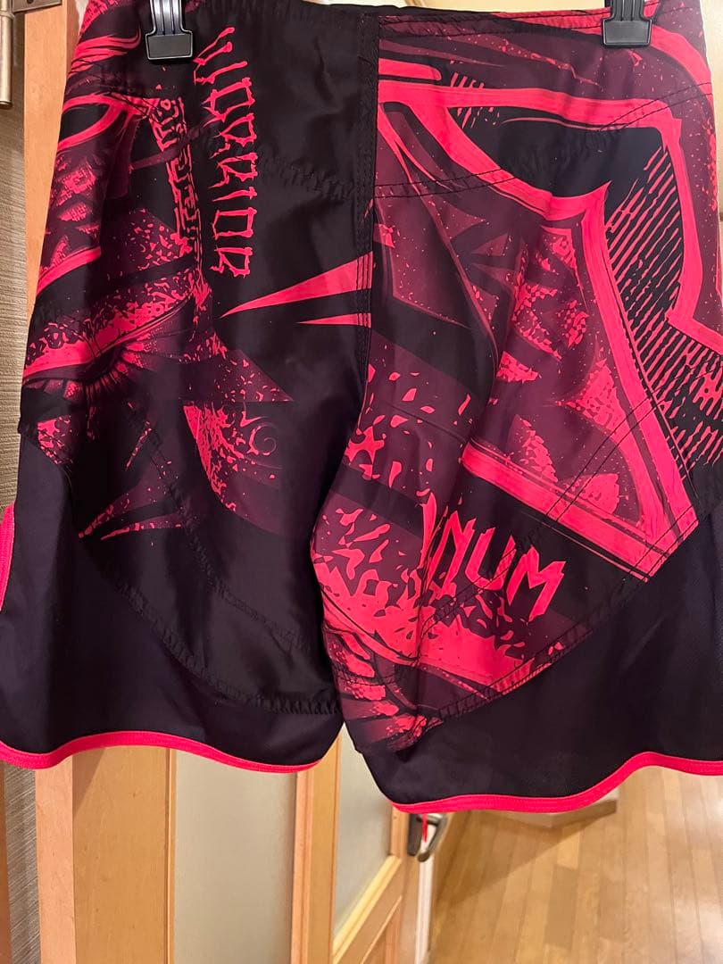 購入可能Venum 赤黒 グラフィックショートパンツ