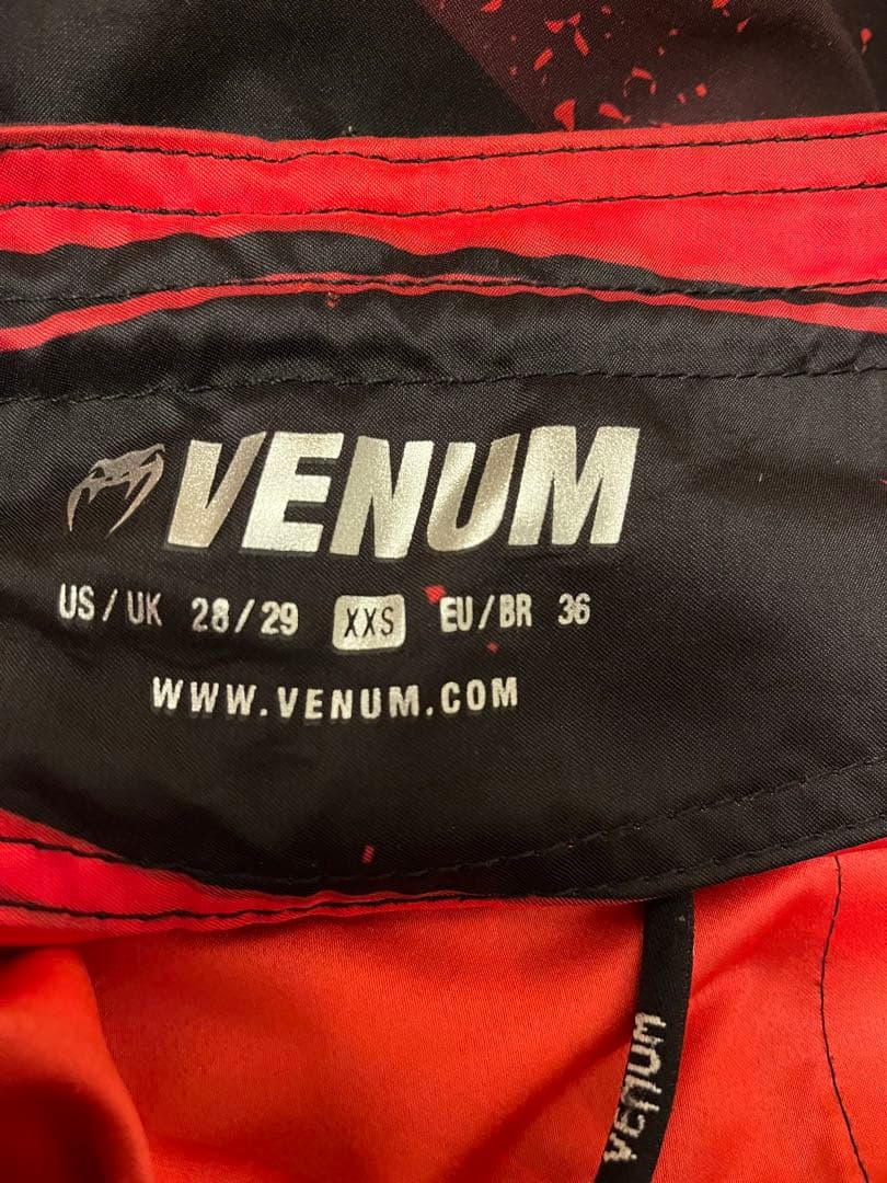購入可能Venum 赤黒 グラフィックショートパンツ