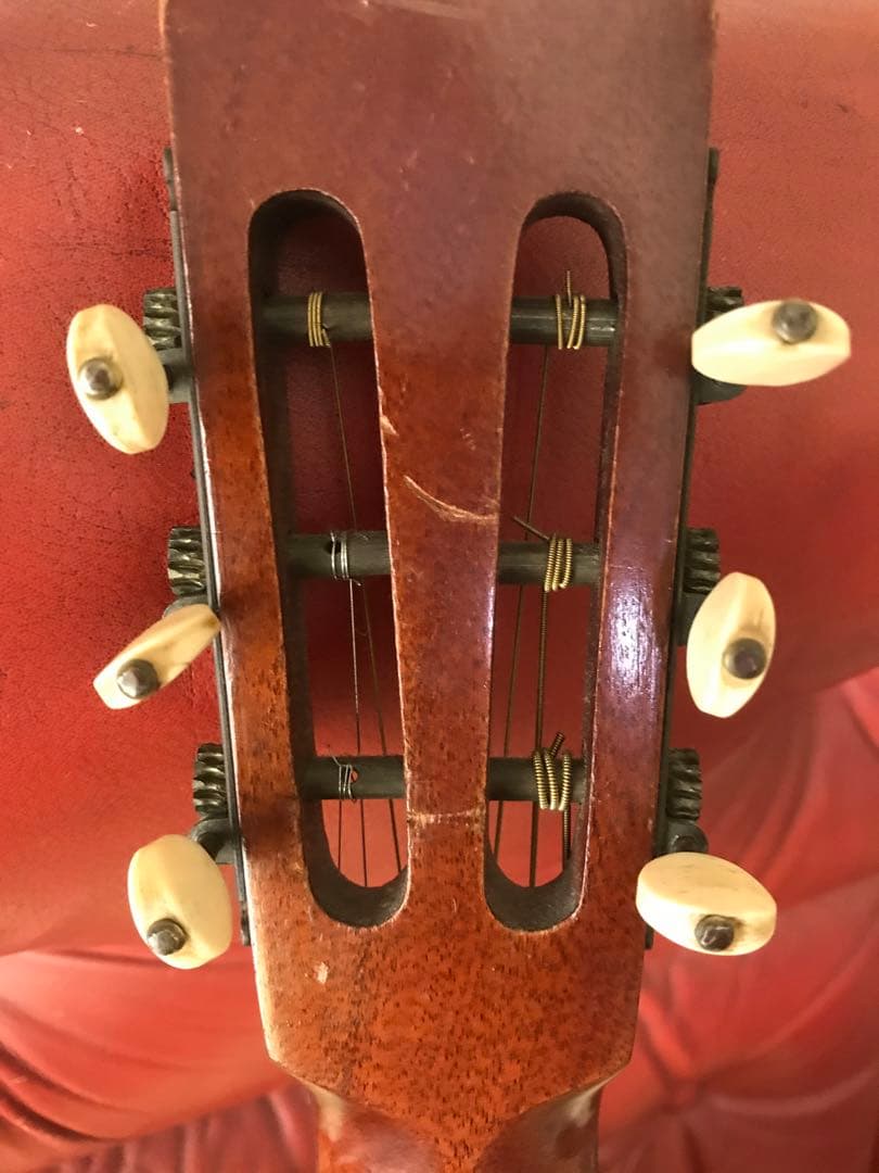 小さめのギター　HOWARD E.B.GUILD