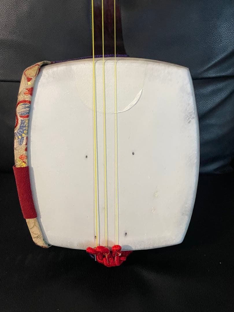 三味線 紅木 金細 一本溝 綾杉胴彫あり　糸巻天然素材　k9刻印あり