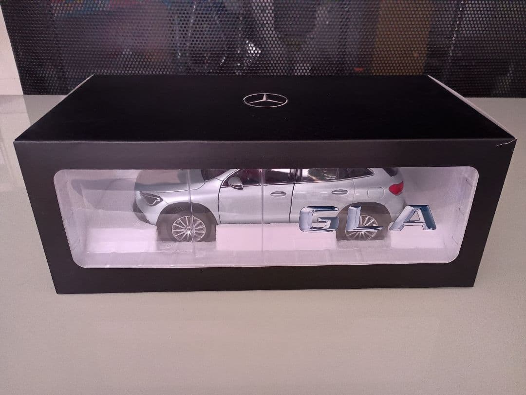 メルセデス特注 メルセデスベンツ GLA Mercedes Benz 1/18