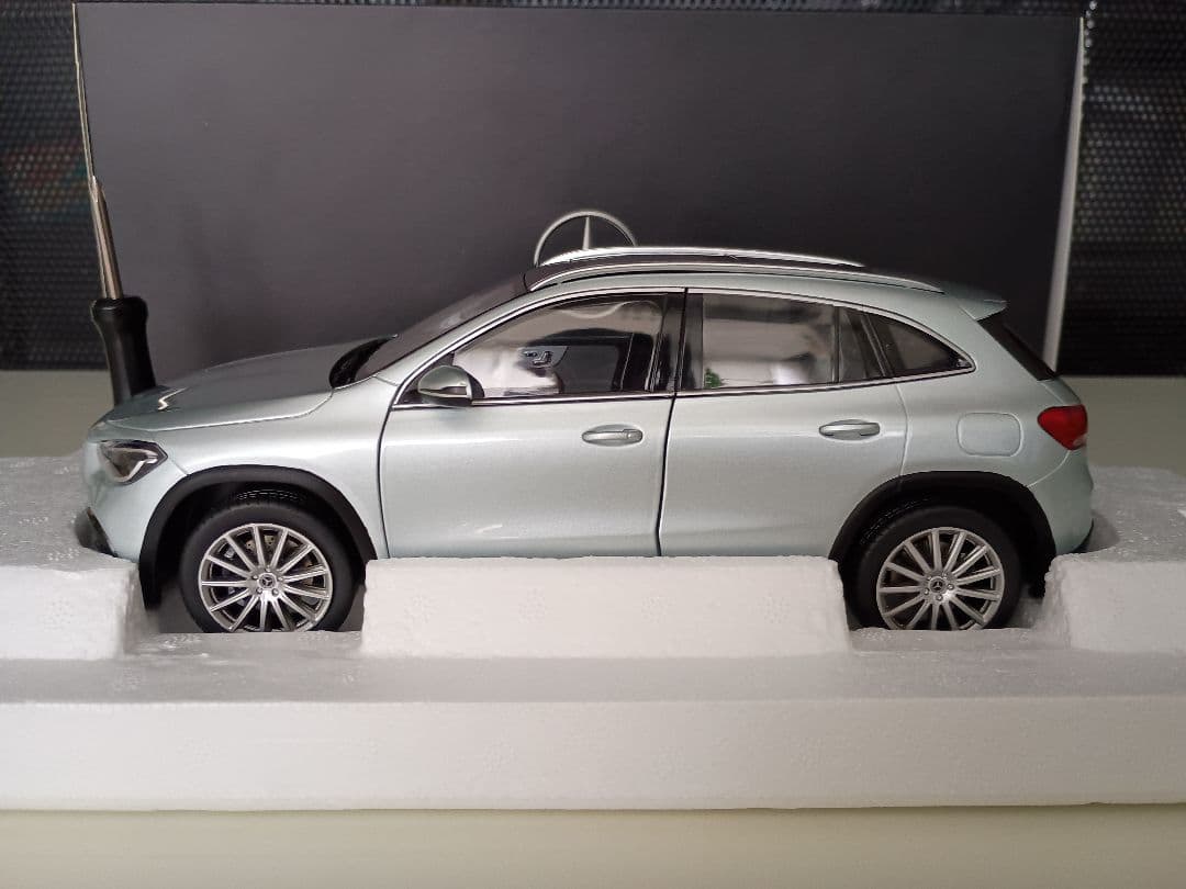 メルセデス特注 メルセデスベンツ GLA Mercedes Benz 1/18
