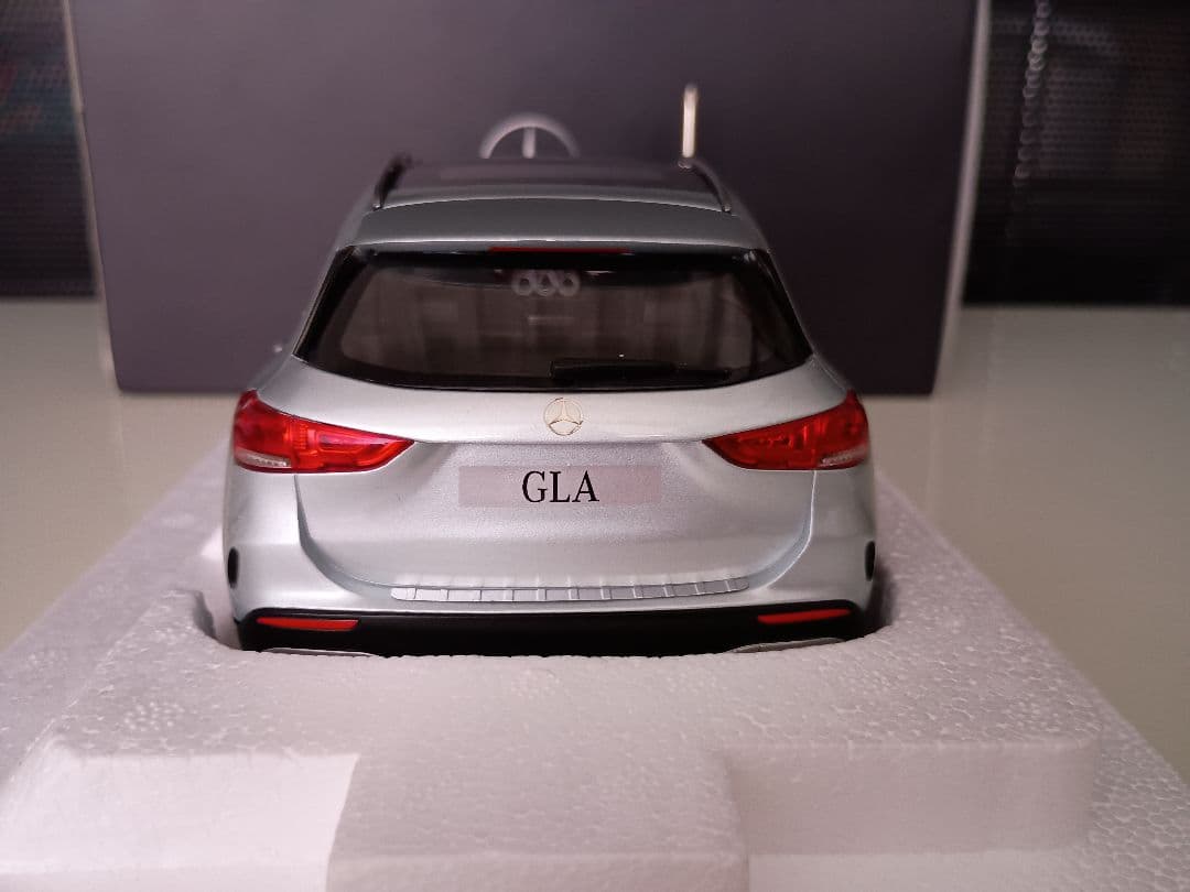メルセデス特注 メルセデスベンツ GLA Mercedes Benz 1/18