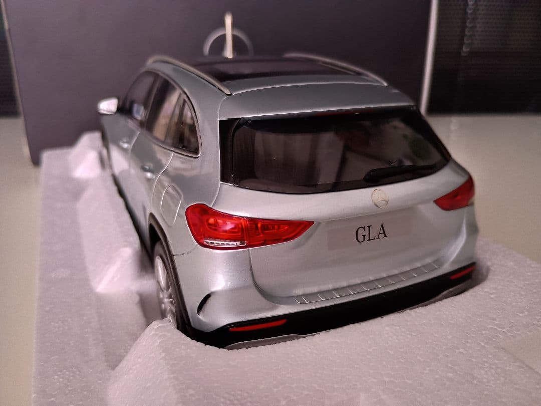 メルセデス特注 メルセデスベンツ GLA Mercedes Benz 1/18