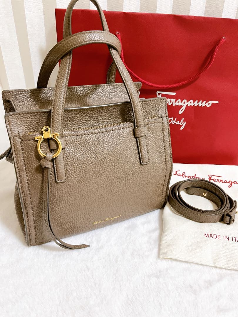 サルヴァトーレフェラガモ エイミー ガンチーニ ハンドバッグ