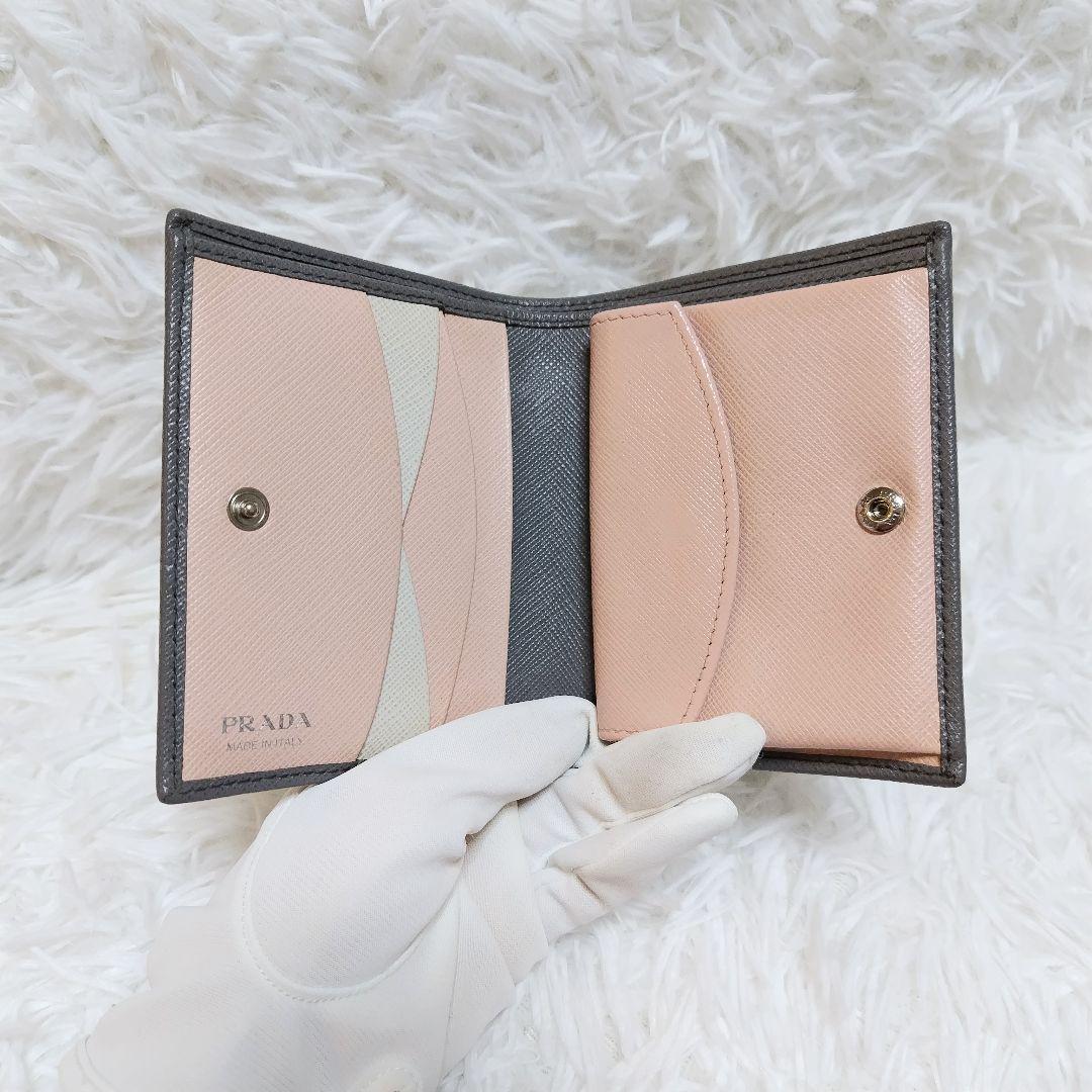レア美品✨プラダ◇マルチカラー二つ折り財布　サフィアーノシルバー金具グレーピンク