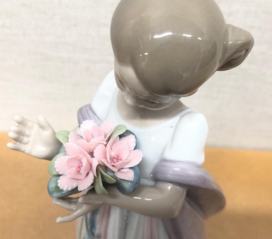 リヤドロ■花束を抱きしめている少女　磁器人形　フィギュア　置物　メルヘンチック