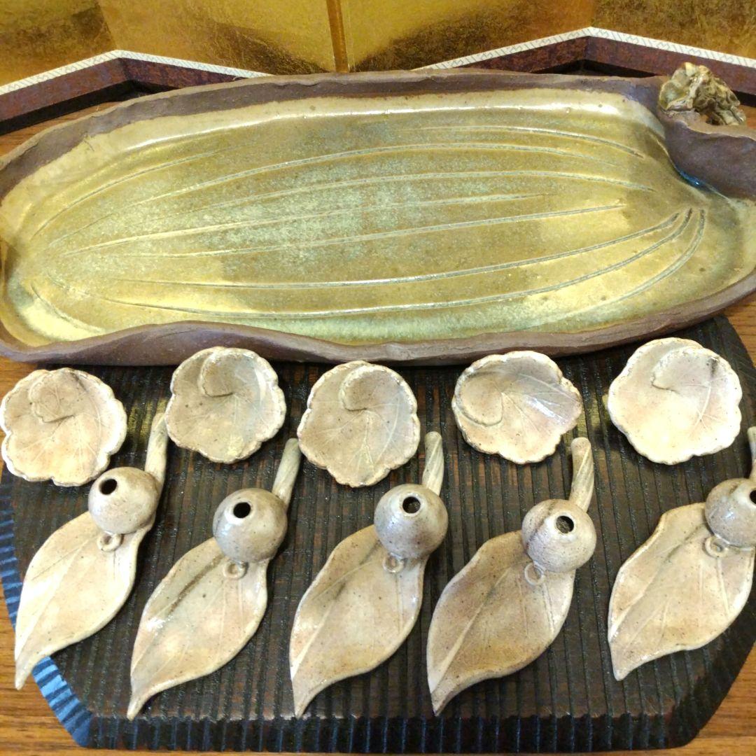 葉の形陶器製大皿等 木製台付き12点セット 工芸焼き物