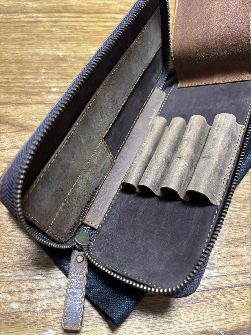 バハギア&クラフトペンケース ラウンドジップ型 クレイジーホース ダークブラウン