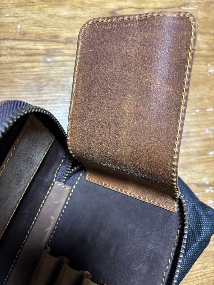 バハギア&クラフトペンケース ラウンドジップ型 クレイジーホース ダークブラウン