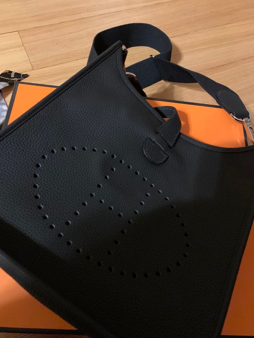 Hロゴ Hパンチング ショルダーバッグ ストラップ 高級革 ブラック