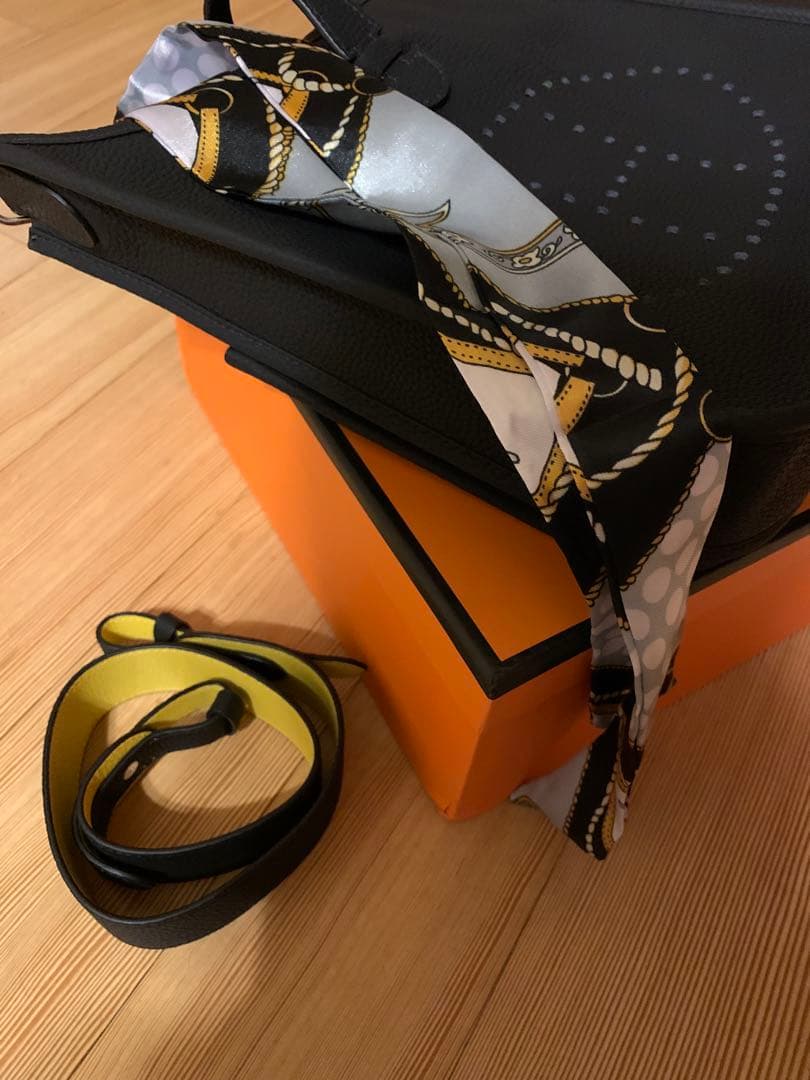 Hロゴ Hパンチング ショルダーバッグ ストラップ 高級革 ブラック