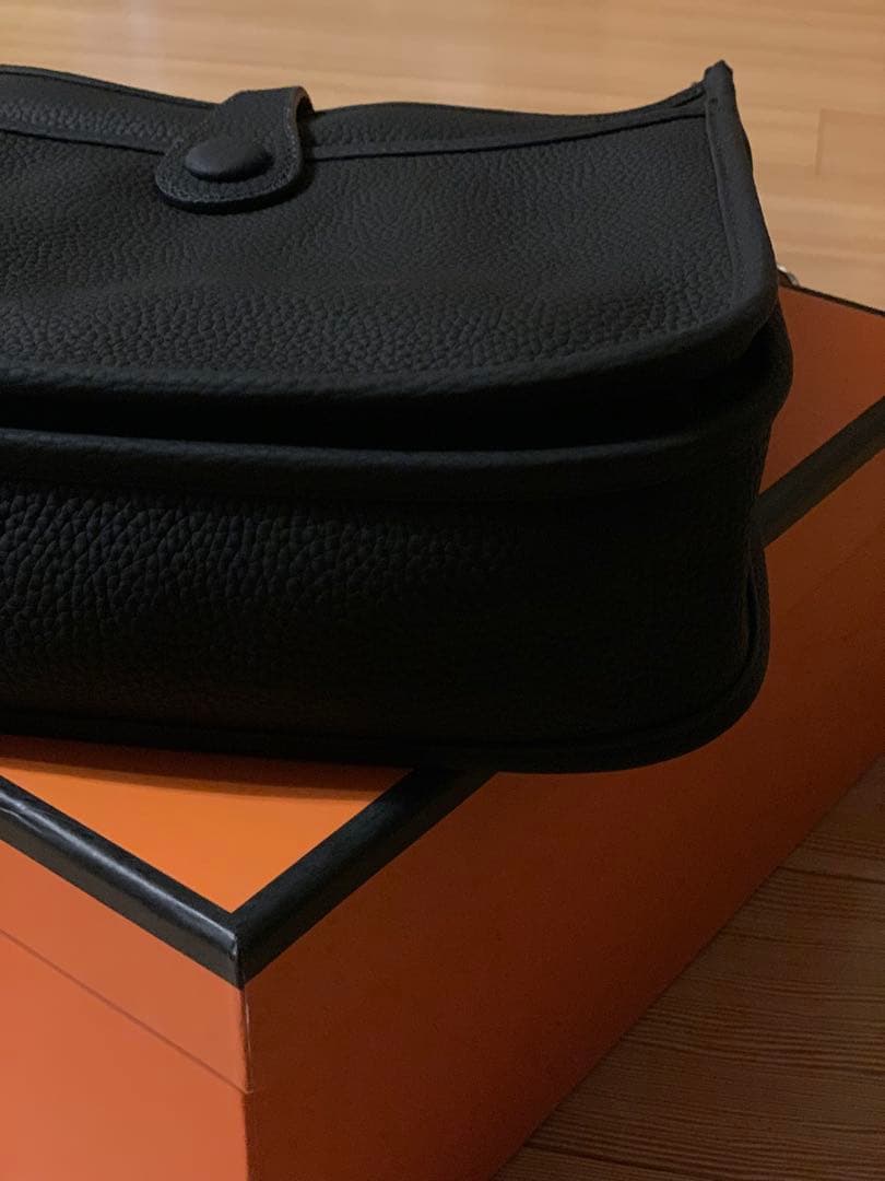 Hロゴ Hパンチング ショルダーバッグ ストラップ 高級革 ブラック