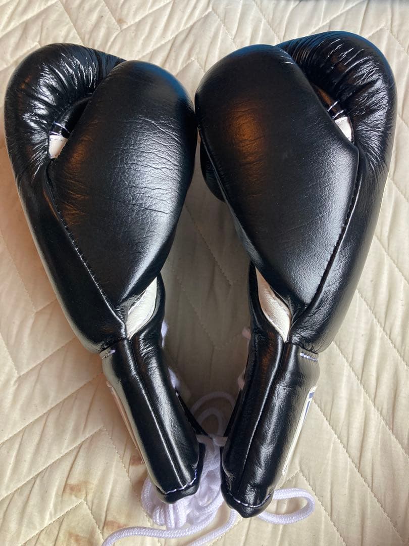 美品Winning ボクシンググローブ 8 oz 紐式おまけバンテージ２セット付