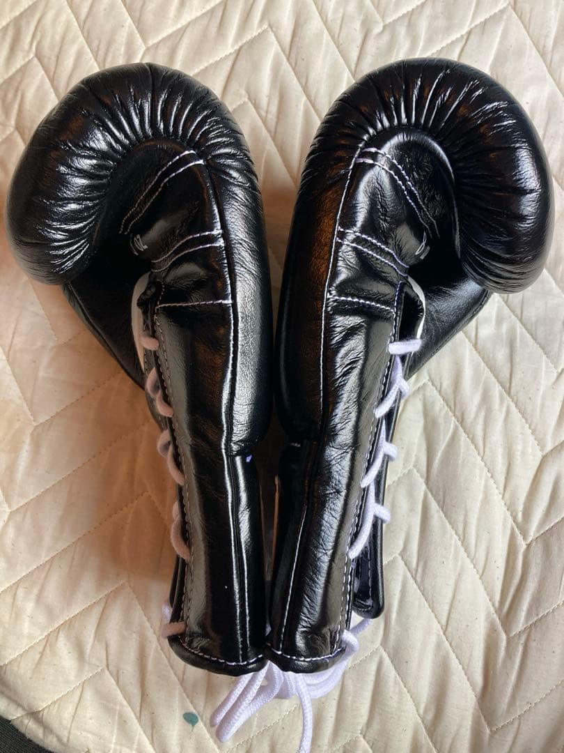 美品Winning ボクシンググローブ 8 oz 紐式おまけバンテージ２セット付