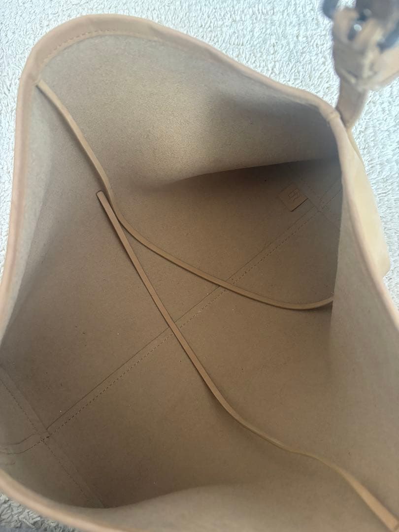 エトレトウキョウ　ナローショルダーランドスケープレザーバッグ　ベージュ