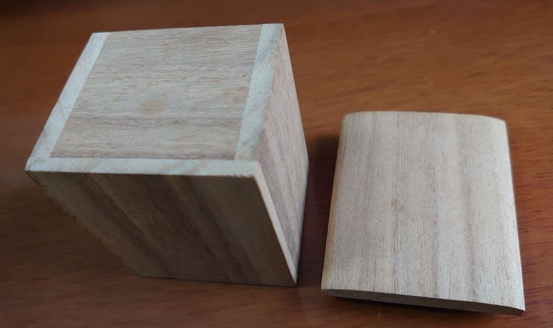 小玉治朗 「炭に鈴虫」黒柿 木彫香合 茶道具 共箱付き