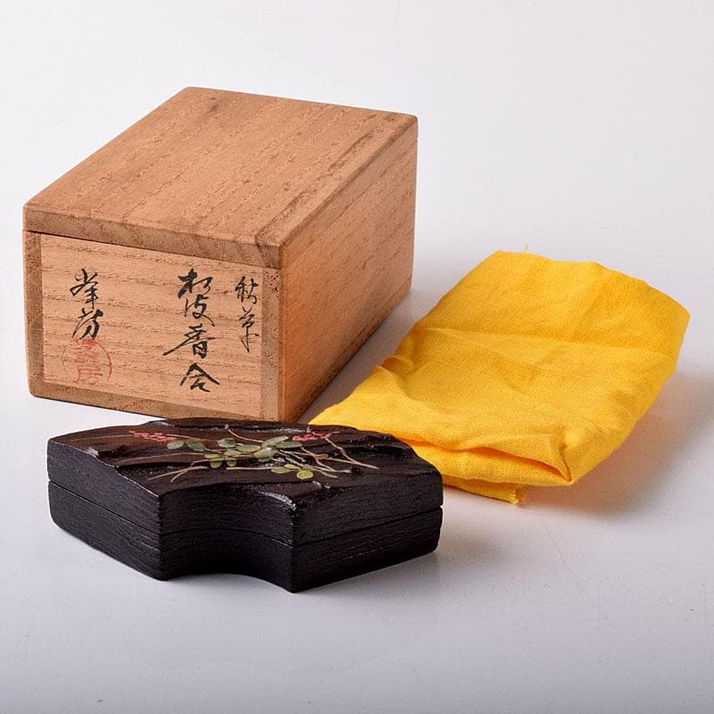 茶道具　塗師　高橋峯房作　秋草蒔絵　扇面型　香合　共箱　V　7778