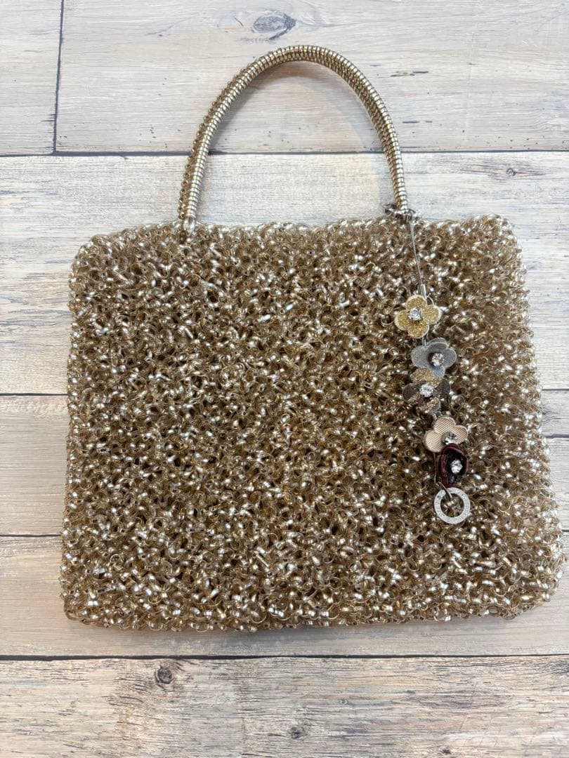 アンテプリマゴールド チャーム付きハンドバッグ