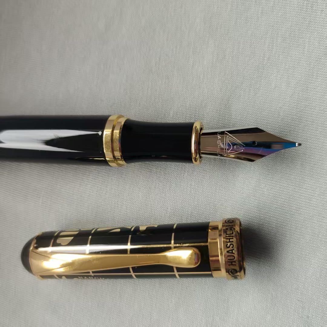 黒い万年筆 金色装飾