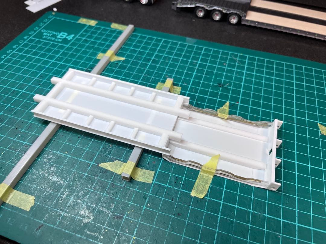 Dodge　1/50 3軸低床トレーラー自動あゆみ付　重機 建機