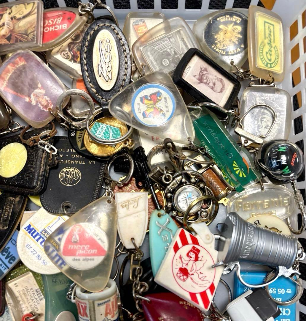 959【お得な100個!】ヴィンテージ フランス フレンチ キーホルダー