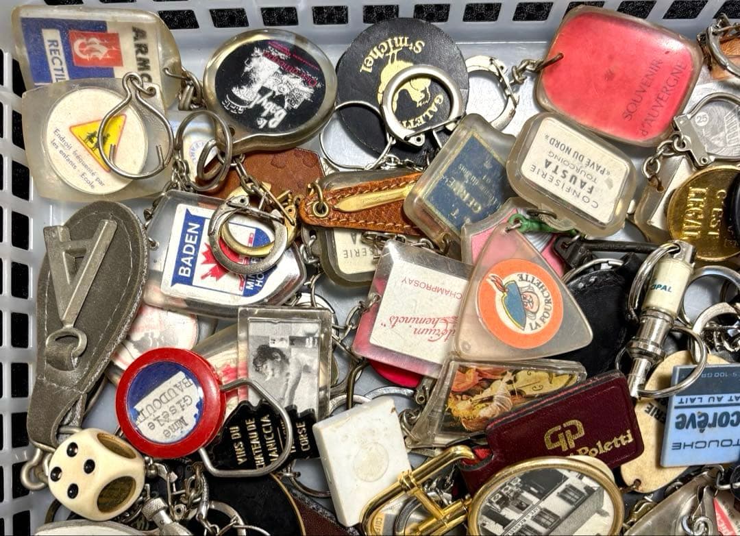 959【お得な100個!】ヴィンテージ フランス フレンチ キーホルダー