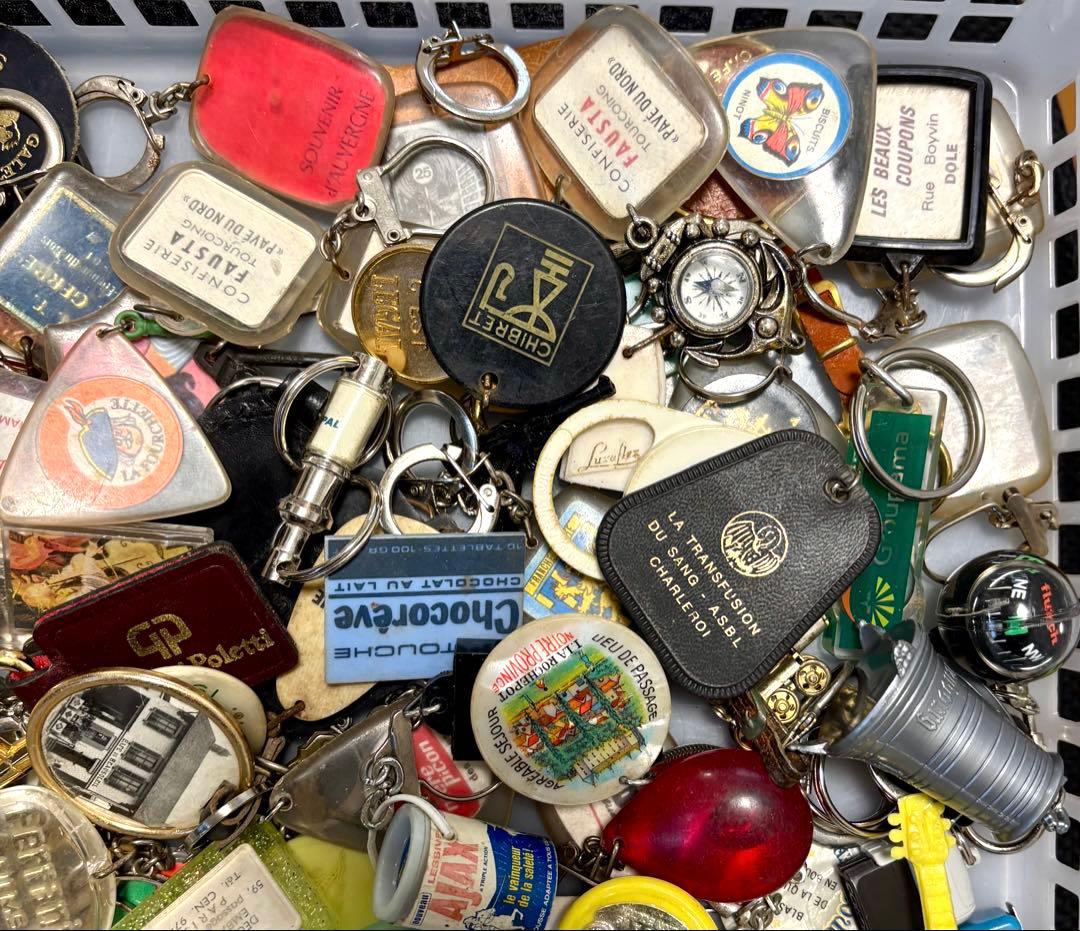 959【お得な100個!】ヴィンテージ フランス フレンチ キーホルダー