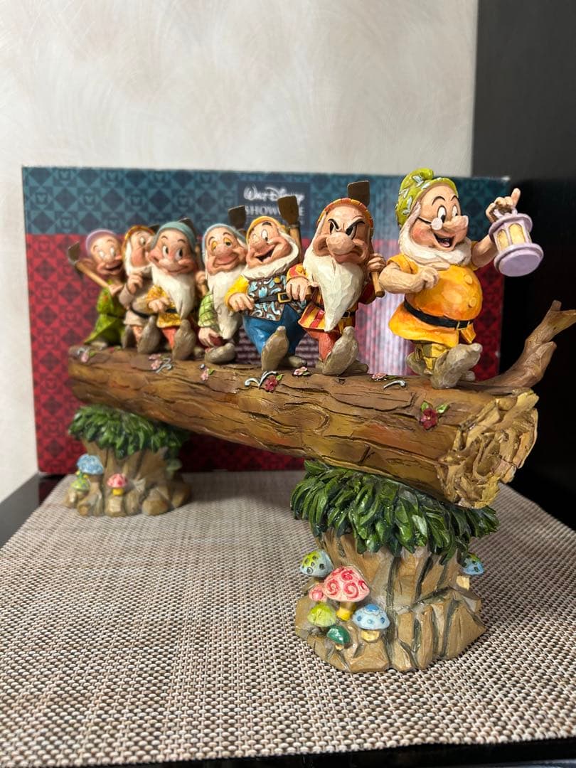 ディズニー　７人の小人　ジム・ショア　木彫り調フィギュア 家路への行進