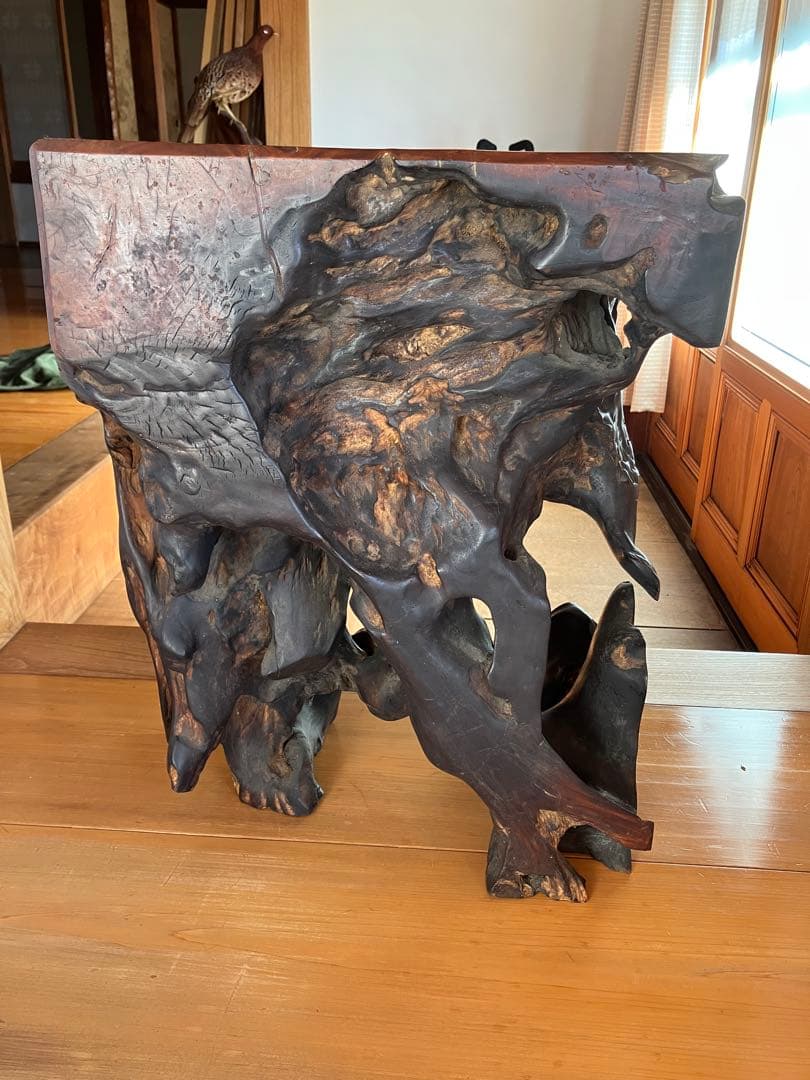 有機的な形状の木製置き台