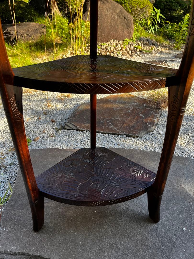 伝統工芸　日光彫　艶のあるいい色合　花の意匠　コーナーラック　照明　飾り台　花台