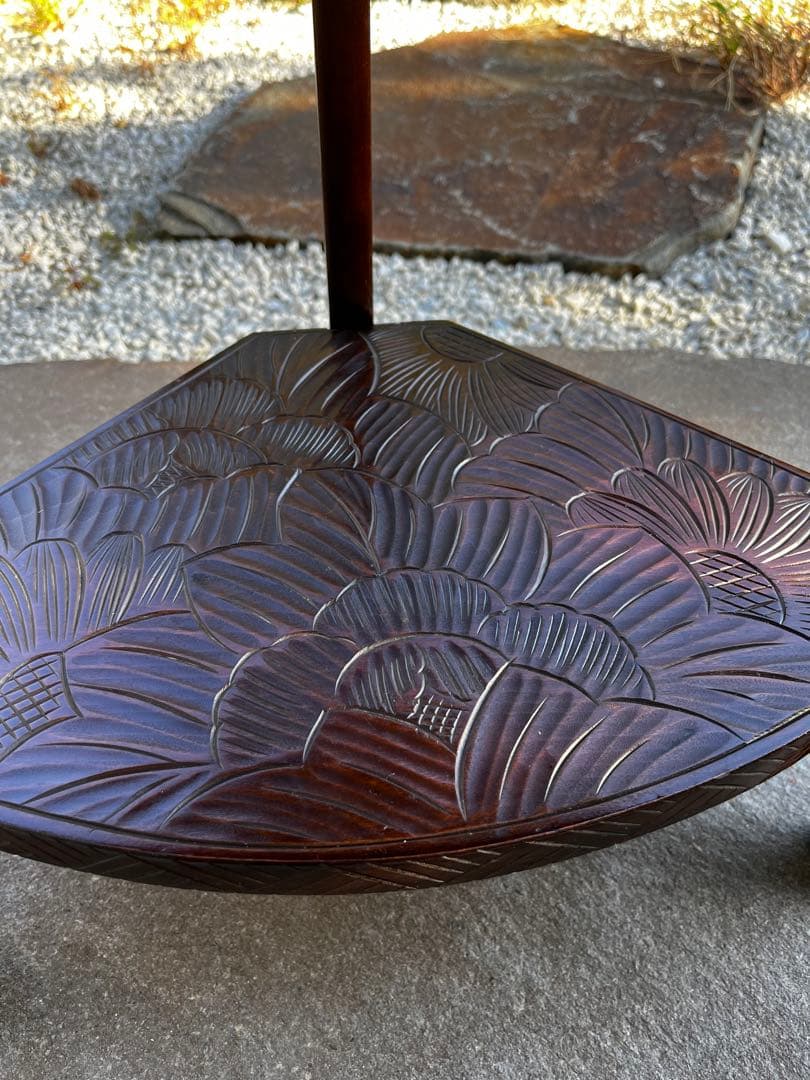 伝統工芸　日光彫　艶のあるいい色合　花の意匠　コーナーラック　照明　飾り台　花台