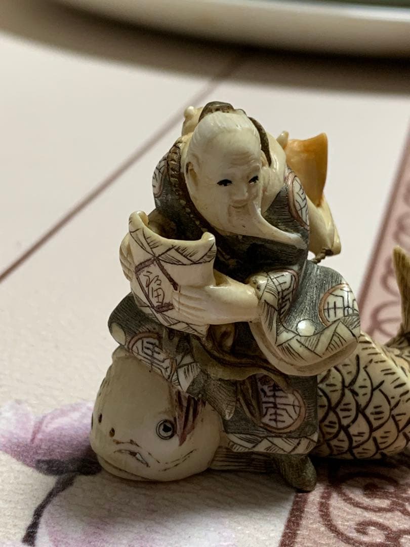 天然素材根付けアンティーク品寿老人と魚彫ってます。