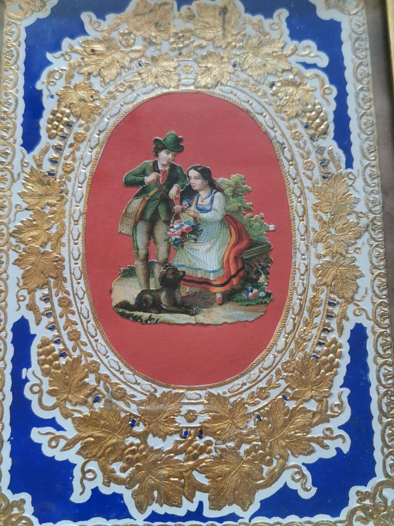 アンティーク 薔薇の花籠を持つカップルと犬 エンボス金彩 麻布ガラス金彩フレーム