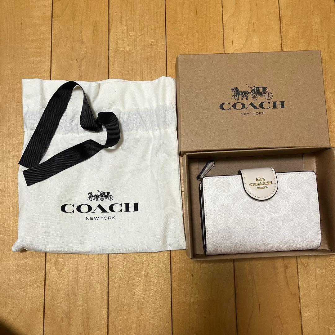 更にSALE 【新品】COACH コーチ　ホワイト　シグネチャー 二つ折り財布