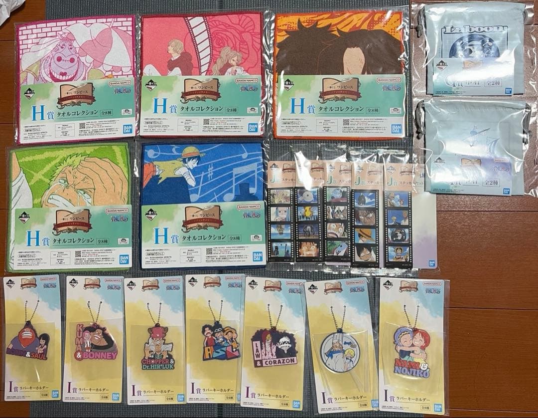 ワンピース 一番くじ　フィギュアとストラップセット