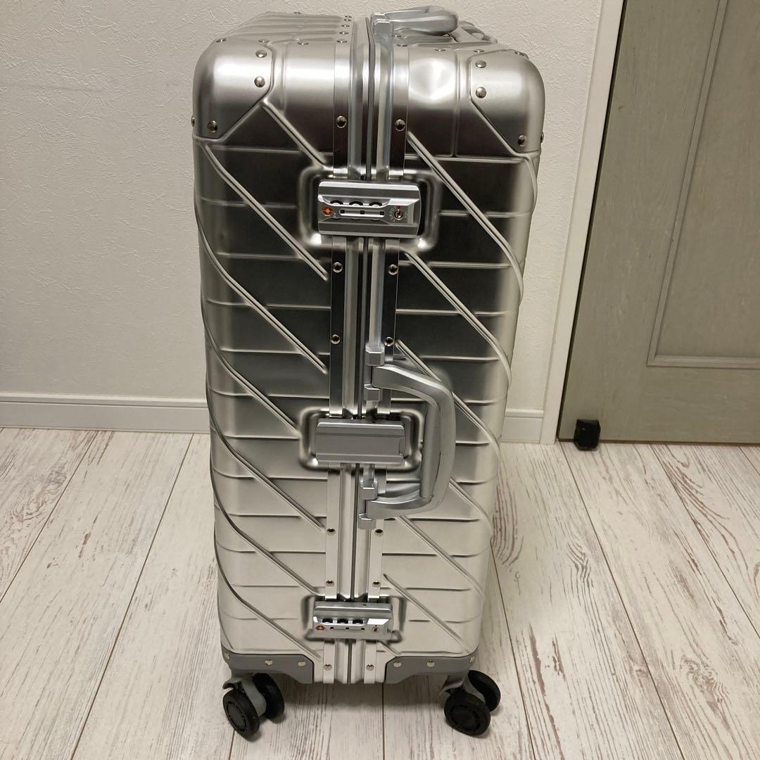 定価6.4万円 中型Mサイズ シルバー　高級スーツケース　中古品