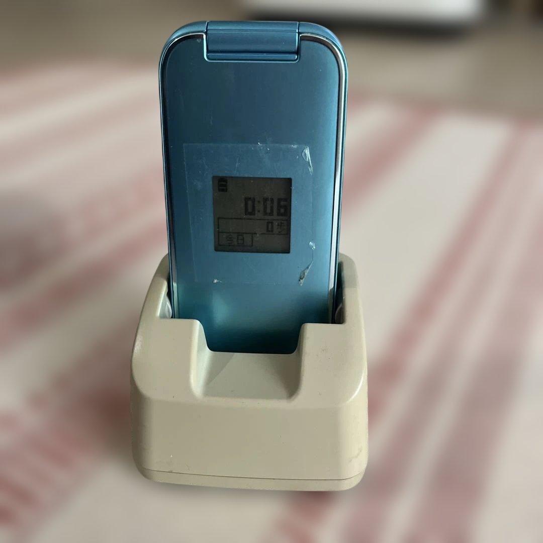 美品 docomo ドコモ F-01G ブルー折りたたみ式携帯電話 卓上充電器付