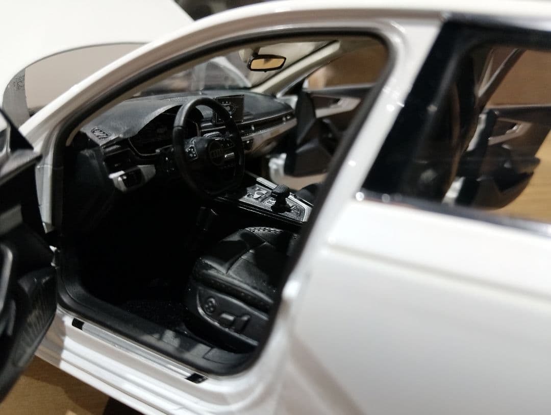 1/18 アウディ　A4　セダン B9 ディーラー品　ミニカー　ホワイト