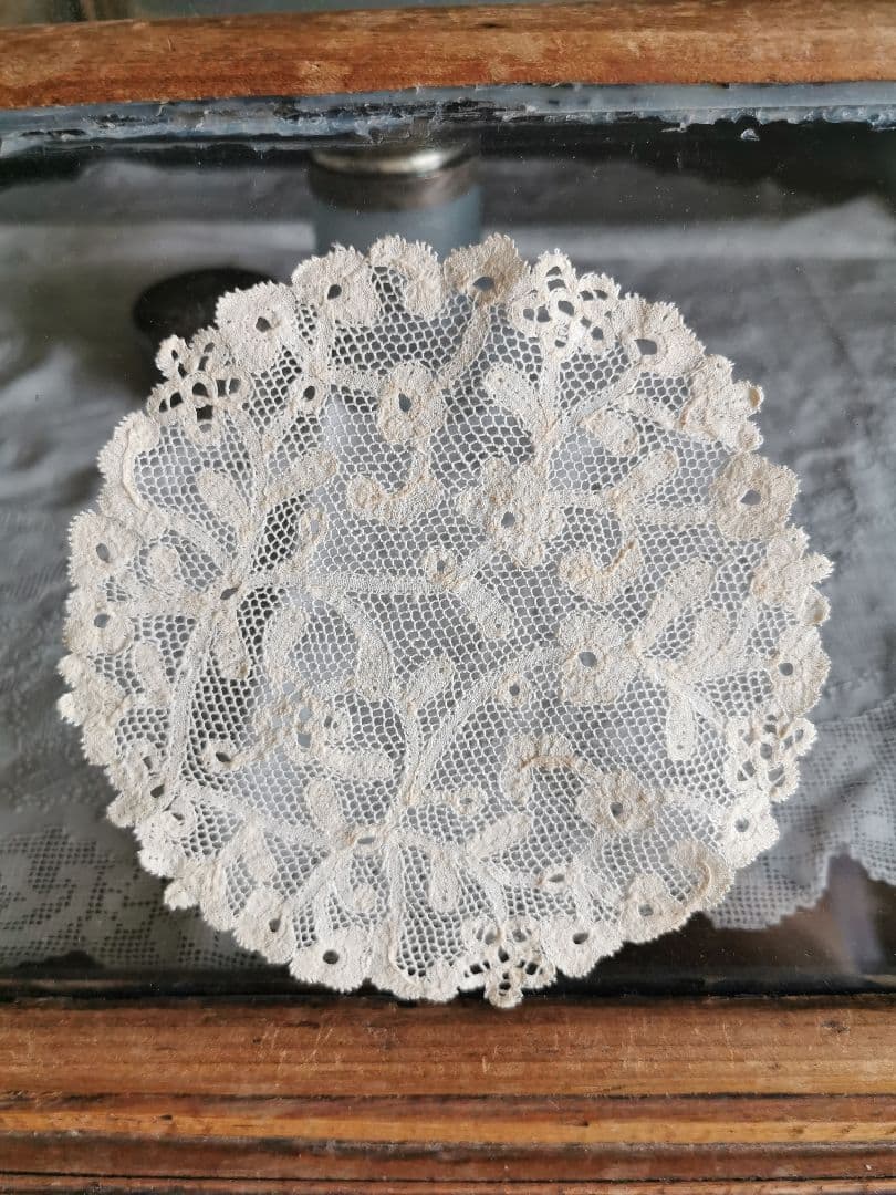 アンティーク 花が連続するリム 草花紋メッシュドイリー やや濃いアイボリートーン