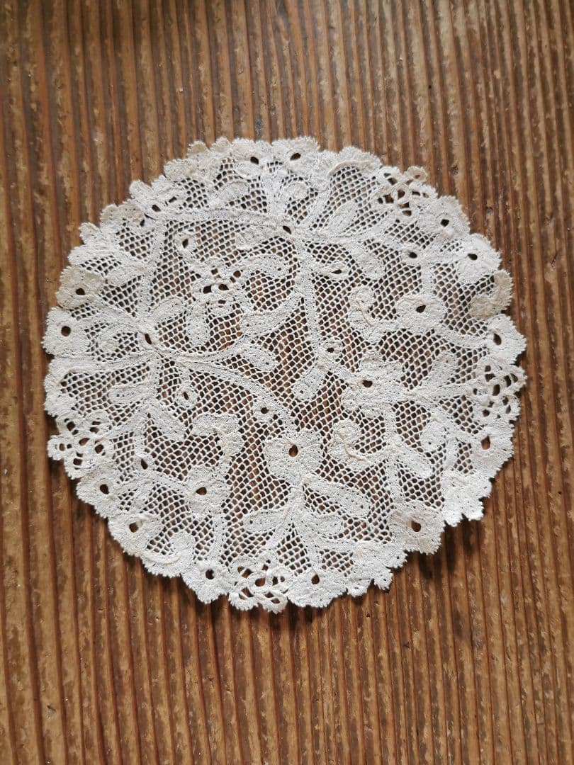 アンティーク 花が連続するリム 草花紋メッシュドイリー やや濃いアイボリートーン