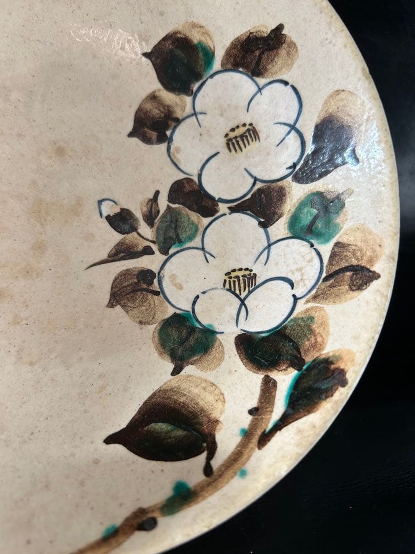 美しい古美術◾️蔵から美しい白椿の花が描かれた夏茶碗の様な楽印の陶器