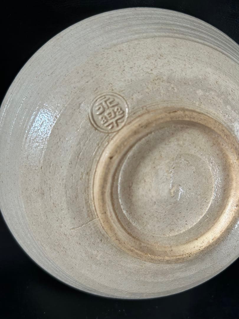 美しい古美術◾️蔵から美しい白椿の花が描かれた夏茶碗の様な楽印の陶器