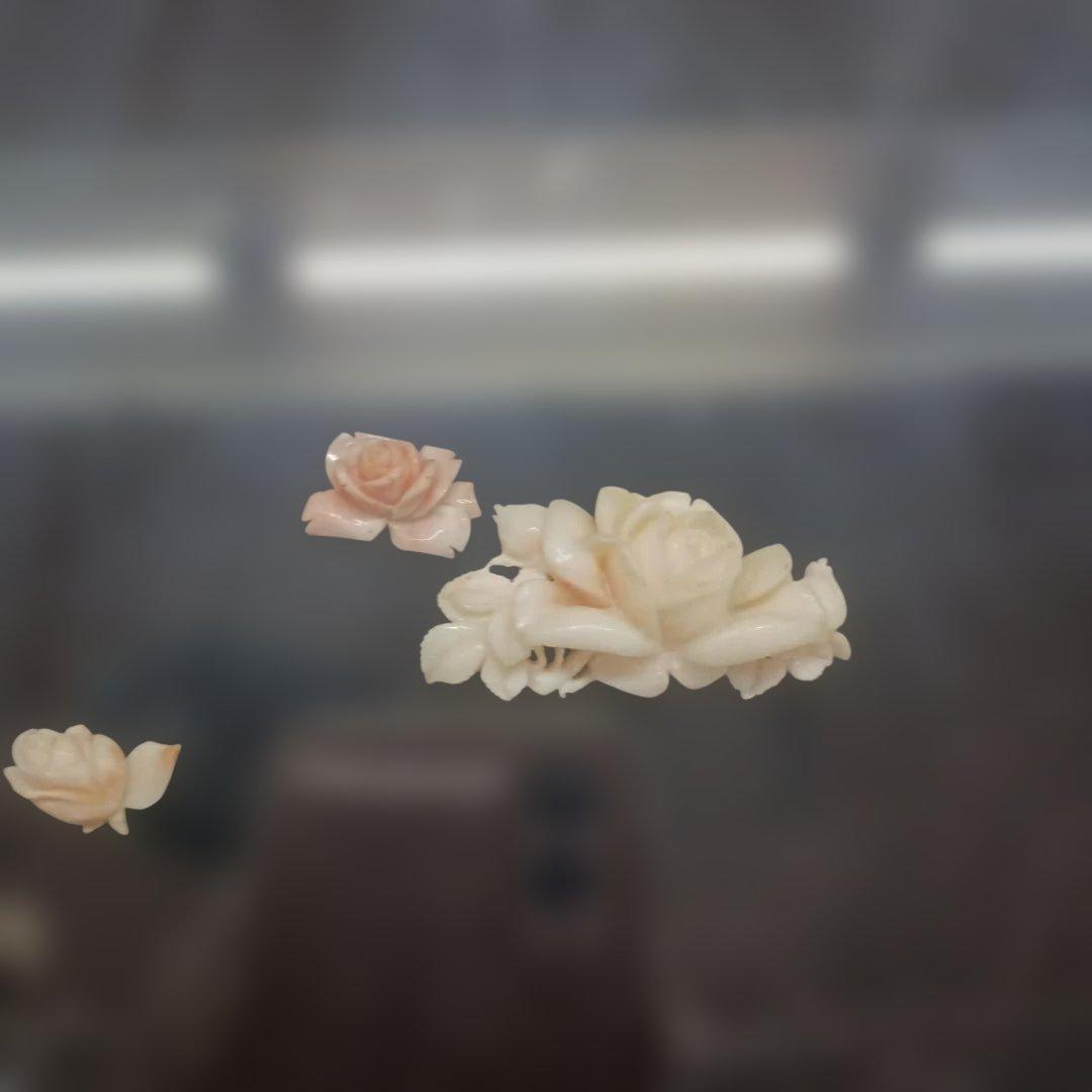 3985）周峰　珊瑚の彫刻の額　薔薇