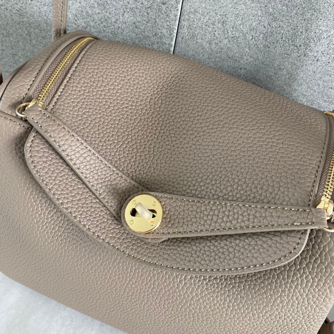 ベージュ ショルダーバッグ