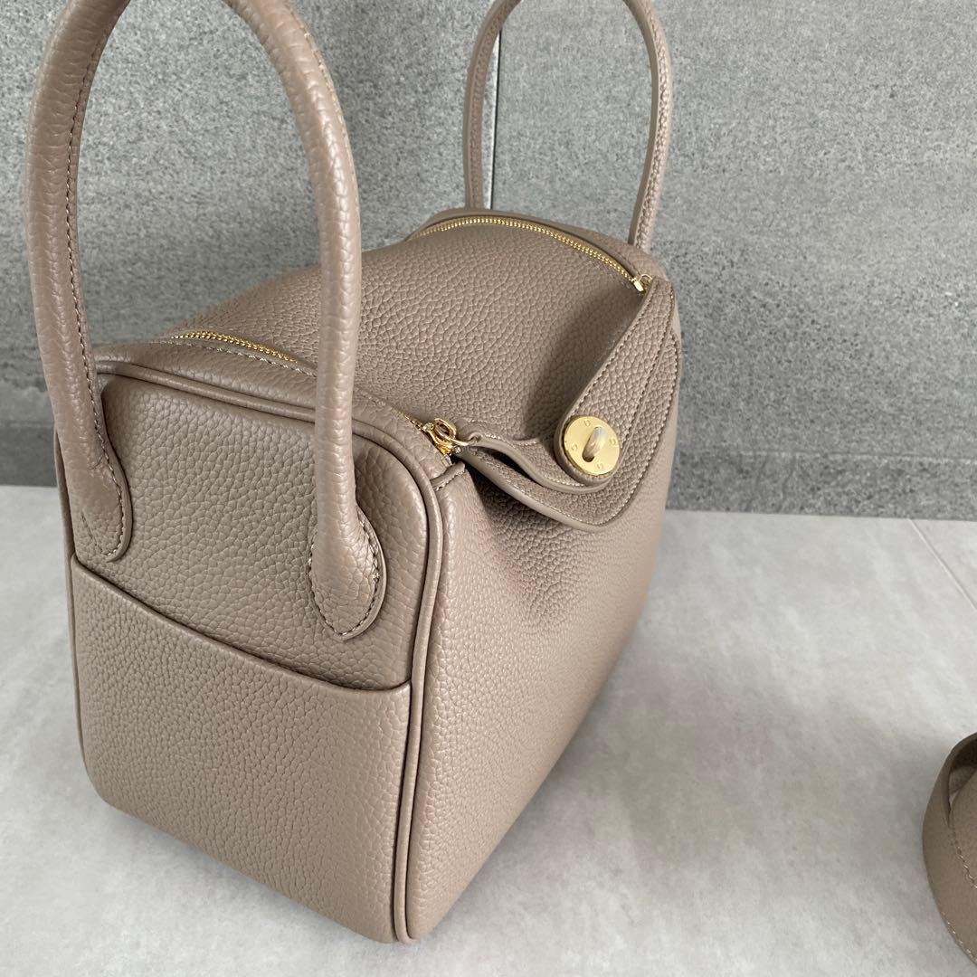 ベージュ ショルダーバッグ