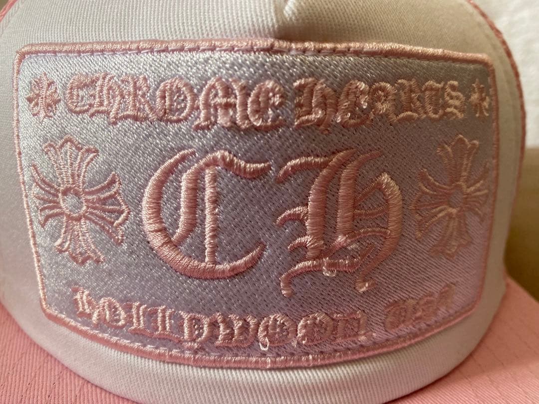 ピンク ホワイト 刺繍ロゴ トラッカーキャップ (CHROME HEARTS)