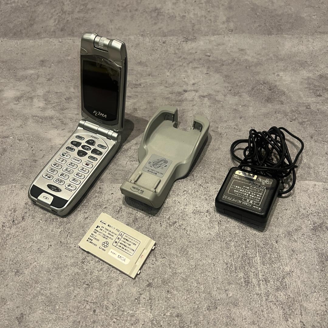 ドコモdocomoFOMAガラケーF2051シルバー未使用に近い付属品あり
